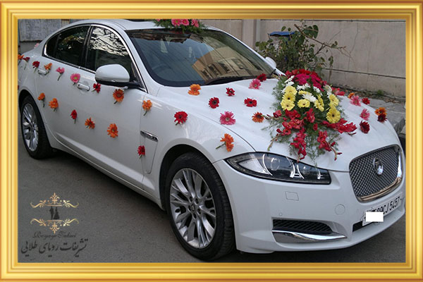 چیدمان گل برای ماشین عروس و داماد